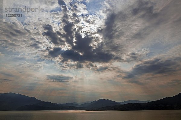 Dramatische Wolkenformation  Sonnenstrahlen hinter dunklen Wolken  Gewitterstimmung  Lago Maggiore  Provinz Verbano-Cusio-Ossola  Region Piemont  Italien  Europa