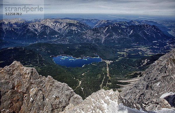 Blick von der Zugspitze auf den Eibsee und die Bayerischen Alpen  Bayern  Oberbayern  Deutschland  Europa