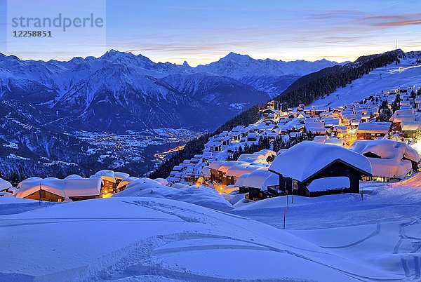 Blick auf das verschneite Dorf mit Blick auf das Rhonetal Richtung Dom 4545m  Matterhorn 4478m und Weisshorn 4505m  Abenddämmerung  Bettmeralp  Aletschgebiet  Oberwallis  Wallis  Schweiz  Europa