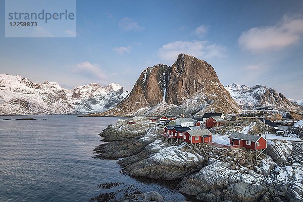 Rorbuer Fischerhütten vor schneebedeckten Bergen im Winter  Hamnøy  Moskenesøy  Lofoten  Norwegen  Europa