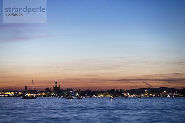 Abendstimmung  Blick über den Bodensee auf Konstanz bei Münster  Thurgau  Schweiz  Europa