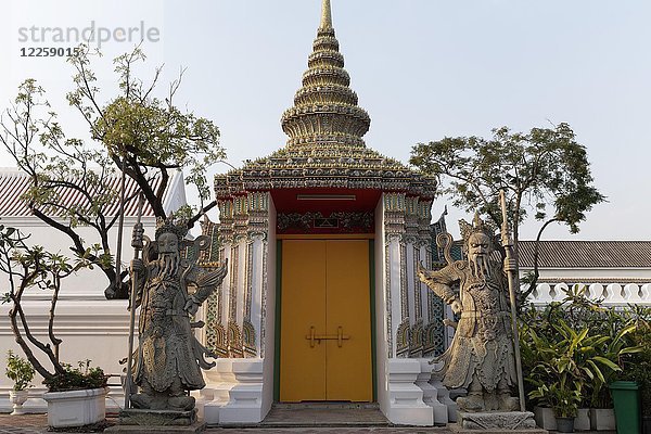 Eingang mit chinesischen Wächterfiguren  Wat Pho  Buddhistische Tempelanlage  Rattanakosin  Bangkok  Thailand  Asien