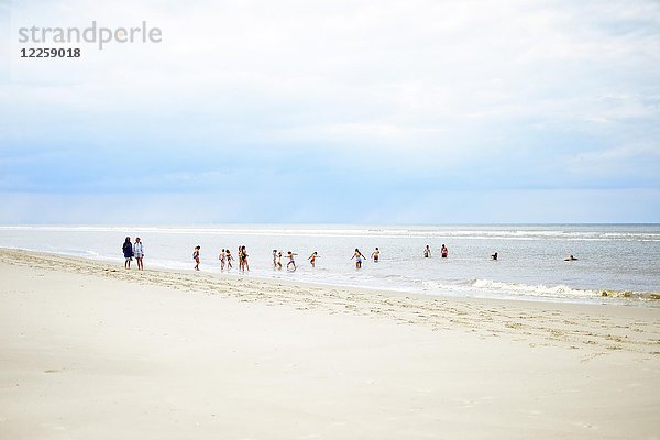 Kinder spielen und schwimmen am Strand  Langeoog  Ostfriesische Inseln  Deutschland  Europa