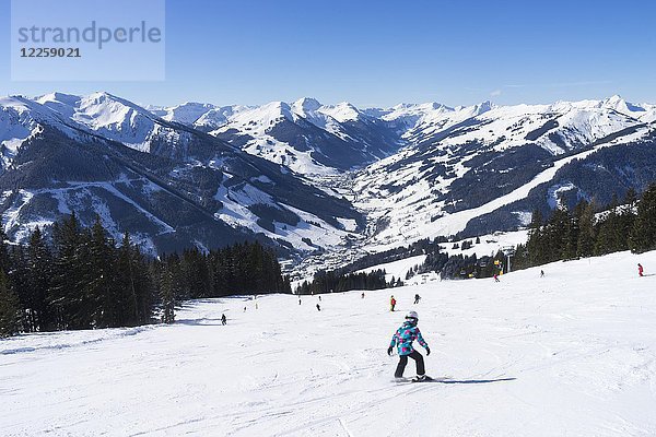 Glemmtal im Winter mit den Orten Saalbach und Hinterglemm  Skigebiet Saalbach-Hinterglemm  im Hintergebirge Zwölferkogel  Reiterkogel und Bernkogel  Saalbach  Pinzgau  Salzburger Land  Österreich  Europa