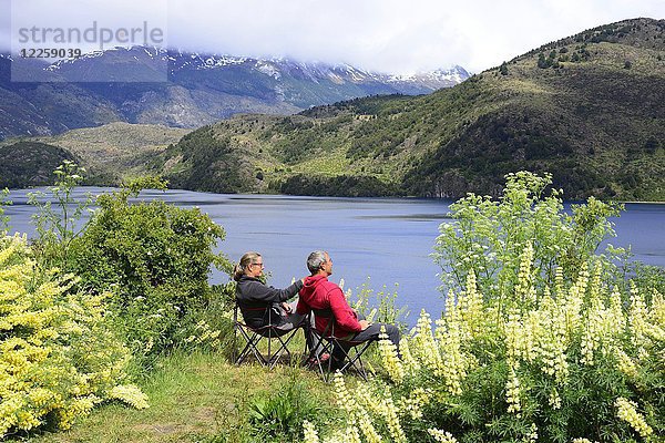 Paar auf Campingstühlen am Lago Tranquilo  Valle Exploradores  nahe Puerto Rio Tranquilo  Región de Aysén  Chile  Südamerika