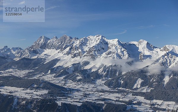Blick auf das Dachsteinmassiv im Winter  Schladming  Steiermark  Österreich  Europa