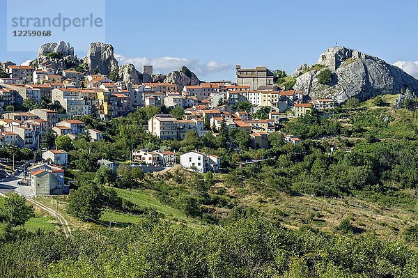 Blick auf das Bergdorf Pietrabbondante mit mittelalterlichem Turm und Kirche Chiesa di Santa Maria Assunta auf dem Felsen Morg Caraceni  Pietrabbondante  Molise  Italien  Europa