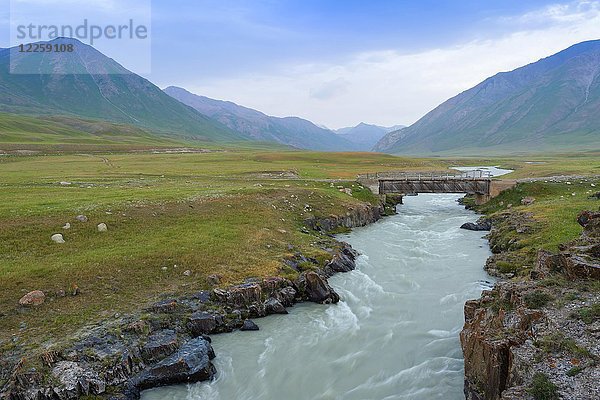 Berglandschaft  Holzbrücke über den Fluss Naryn  Naryn-Schlucht  Region Naryn  Kirgisistan  Asien