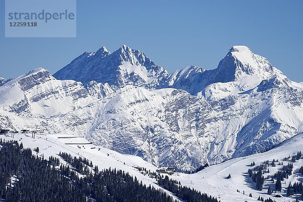 Watzmann und Großer Hundstod im Winter  Berchtesgadener Alpen  Blick von Saalbach  Bayern  Salzburger Land  Österreich  Europa
