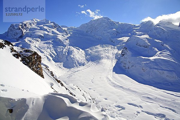 Blick vom Gornergrat über den Gornergletscher zum Monte Rosa mit Dufourspitze 4634m und Liskamm 4527m  im Winter  Zermatt  Mattertal  Wallis  Schweiz  Europa