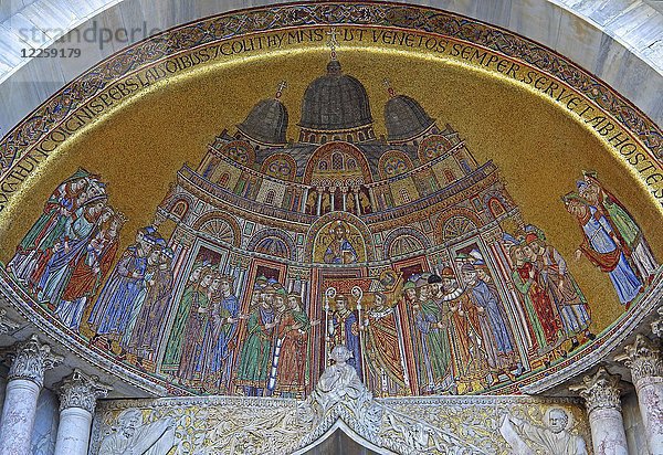 Kunstvolles Mosaik über dem Portal  Markusdom  Markusplatz  Venedig  Italien  Europa