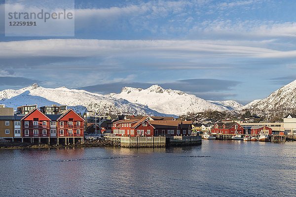 Stadtbild Svolvaer  Hafen  schneebedeckte Berge im Hintergrund  Austvågøy  Lofoten  Norwegen  Europa