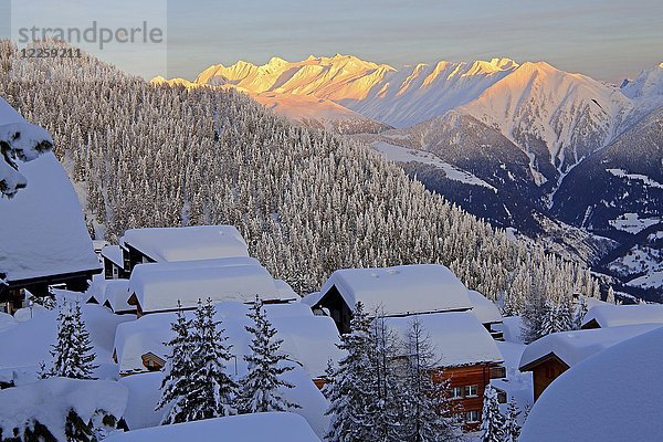 Blick über tief verschneite Chalets ins Rhonetal zum Blinnenhorn 3374m und Oberrappenhorn 3176m  Bettmeralp  Aletschgebiet  Oberwallis  Wallis  Schweiz  Europa