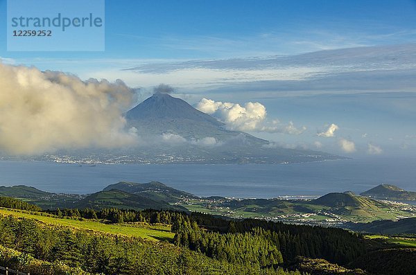Ansicht des Vulkans Ponta do Pico mit Wolken  Insel Faial  Azoren  Portugal  Europa