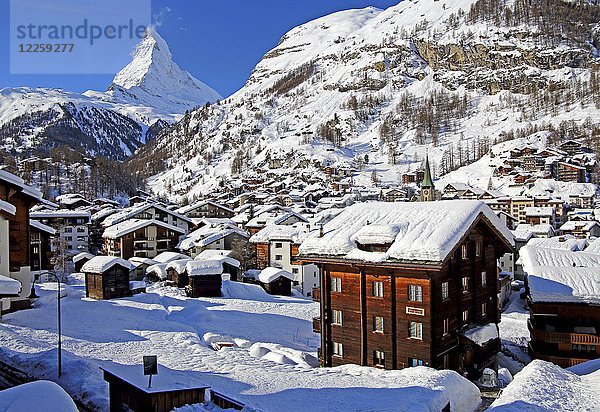 Dorfansicht im Winter  hinteres Matterhorn 4478m  Zermatt  Mattertal  Wallis  Schweiz  Europa
