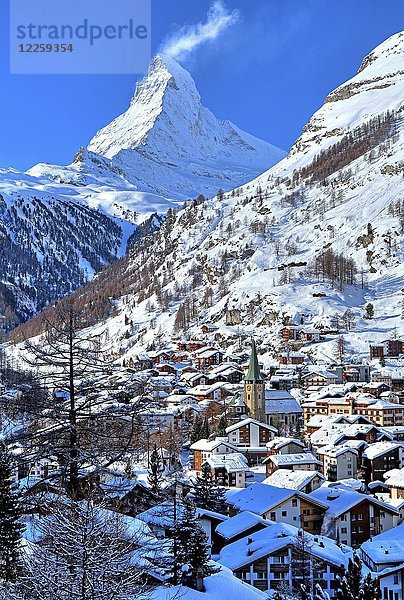 Dorfansicht mit Matterhorn 4478m im Winter  Zermatt  Mattertal  Wallis  Schweiz  Europa