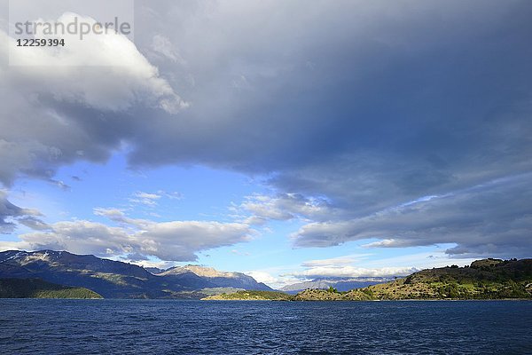 Wolken und Sonne über dem Lago General Carrera  Puerto Río Tranquilo  Región de Aysén  Chile  Südamerika