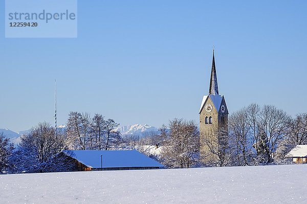 Peretshofen im Winter  bei Dietramszell  Tölzer Land  Voralpenland  Oberbayern  Bayern  Deutschland  Europa