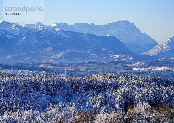 Königsdorf und Zugspitze  Blick von der Peretshofener Höhe bei Dietramszell  Tölzer Land  Alpenvorland  Oberbayern  Bayern  Deutschland  Europa