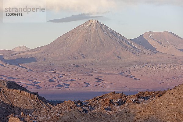 Vulkan Licancabur  Valle de la Luna  Atacamawüste  San Pedro de Atacama  Antofagasta  Chile  Südamerika