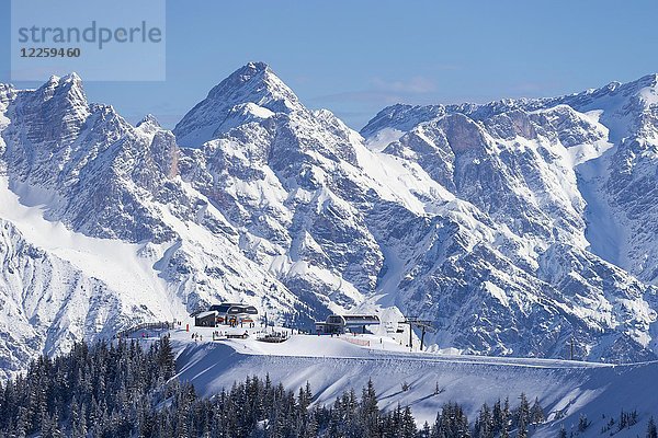 Schönfeldspitze im Winter mit Sessellift am Kleinen Asitz  Skigebiet Saalbach Leogang  Saalbach  Pinzgau  Salzburger Land  Österreich  Europa