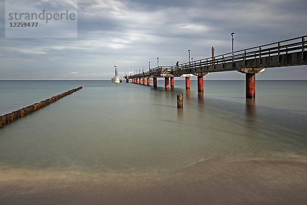 Buhnen  Holzstege und Pier mit Tauchgondel  Langzeitbelichtung  Zingst  Fischland-Darß-Zingst  Nationalpark Vorpommersche Boddenlandschaft  Mecklenburg-Vorpommern  Deutschland  Europa