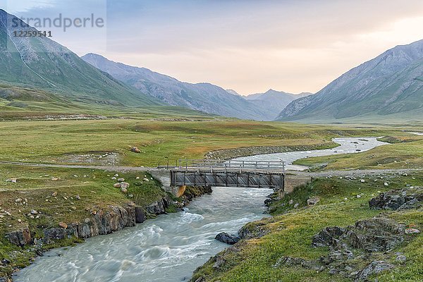 Berglandschaft  Holzbrücke über den Fluss Naryn  Naryn-Schlucht  Region Naryn  Kirgisistan  Asien