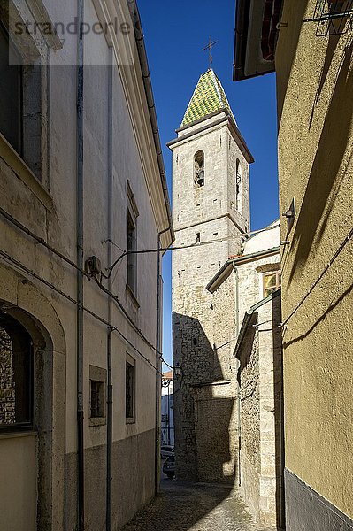 Enge Gasse mit Glockenturm der Kirche von San Nicola  Campanile  Chiesa di San Nicola  Altstadt  Agnone  Molise  Italien  Europa