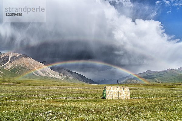 Zelt unter einem Regenbogen über einer Wiese  Naryn-Schlucht  Region Naryn  Kirgisistan  Asien