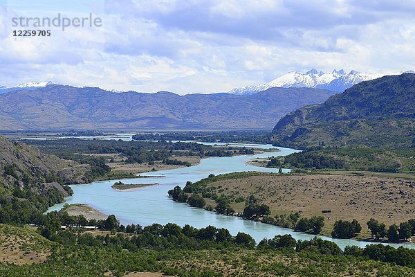 Flusslandschaft am mäandrierenden Rio Baker  bei Cochrane  Región de Aysén  Chile  Südamerika