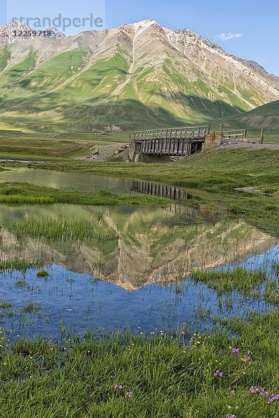 Berge  die sich im Wasser spiegeln  Holzbrücke über den Fluss Naryn  Naryn-Schlucht  Region Naryn  Kirgisistan  Asien
