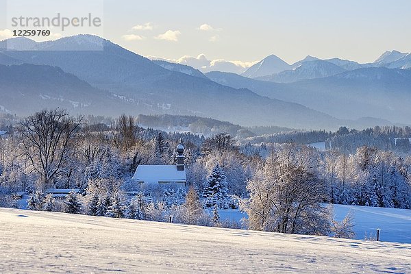 Kapelle in Rampertshofen  Blick von der Peretshofener Höhe bei Dietramszell  Oberbayern  Alpenvorland  Bayern  Deutschland  Europa