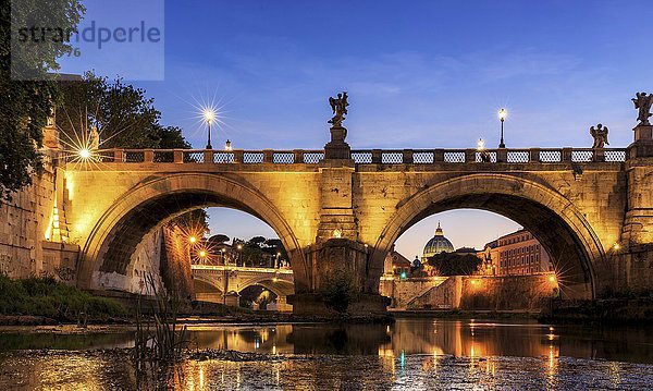 Ponte Sant'Angelo Brücke über den Tiber  Dämmerung  Rom  Italien  Europa