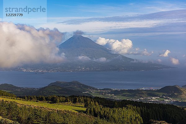 Ansicht des Vulkans Ponta do Pico mit Wolken  Insel Faial  Azoren  Portugal  Europa