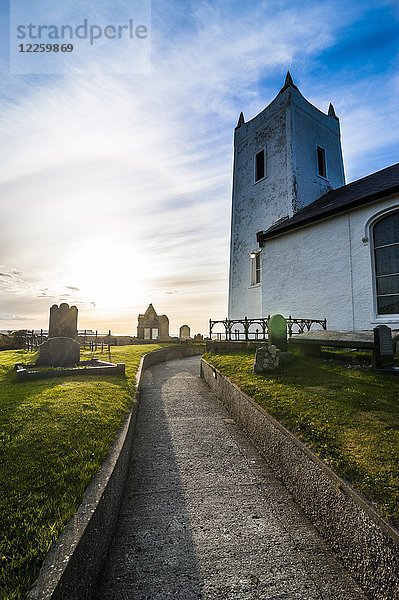 Kleine Kirche mit Friedhof  Ballycastle  Nordirland  Vereinigtes Königreich  Europa