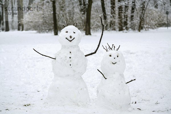 Zwei Schneemänner im Schnee  Englischer Garten  München  Deutschland  Europa