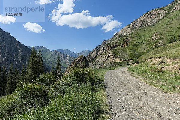 Schotterstraße durch die Berge über die Naryn-Schlucht  Region Naryn  Kirgisistan  Asien