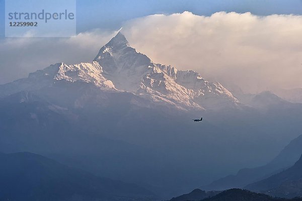 Flugzeug auf dem Weg zum heiligen Gipfel des Machhapuchhare  Pokhara  Nepal  Asien