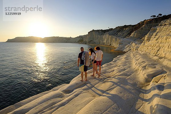 Touristen bei Sonnenuntergang  Felsenküste von Scala dei Turchi  Kalksteinfelsen  Realmonte  Provinz Agrigento  Sizilien  Italien  Europa