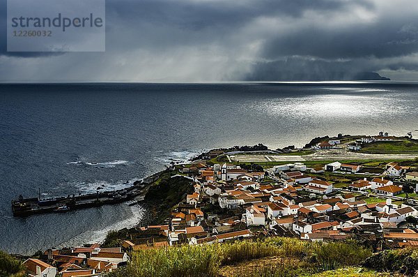 Vila do Corvo  im Rücken der Insel Flores  Insel Corvo  Azoren  Portugal  Europa