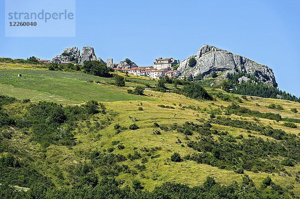 Blick auf Bergdorf auf Felsen Morg Caraceni  Pietrabbondante  Molise  Italien  Europa