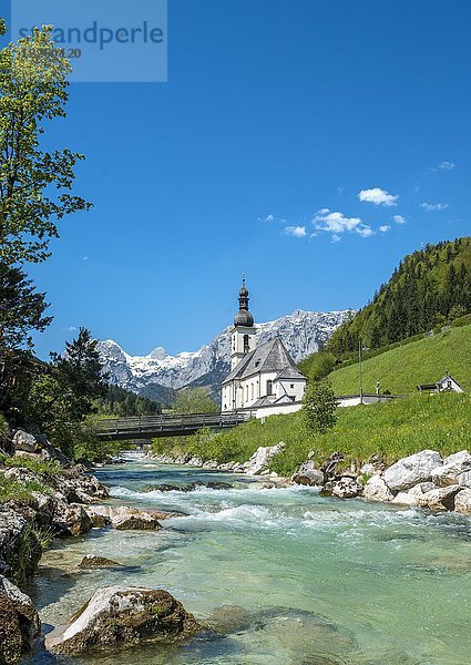 Pfarrkirche St. Sebastian  Ramsauer Ache  Reiteralpe im Hintergrund  Ramsau  Berchtesgadener Land  Oberbayern  Bayern  Deutschland  Europa