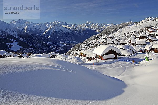 Blick auf das Dorf über das tief verschneite Rhonetal  im Hintergrund das Fletschhorn 3985m  Dom 4545m  Matterhorn 4478m und Weisshorn 4505m  Bettmeralp  Aletschgebiet  Oberwallis  Wallis  Schweiz  Europa