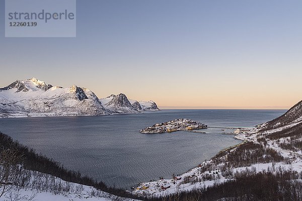 Blick auf das Fischerdorf Husoy  Husøy  Insel Senja  Troms  Norwegen  Europa