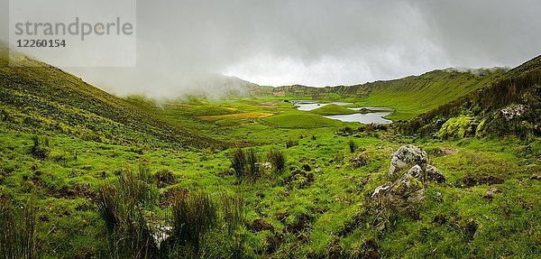 Krater des Vulkans Caldeirão im Nebel  Insel Corvo  Azoren  Portugal  Europa