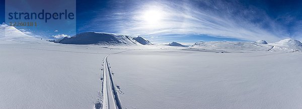 Spuren eines Skitourengehers im Schnee  Kungsleden oder Königsweg  Provinz Lappland  Schweden  Skandinavien  Europa