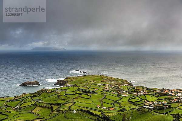 Bewirtschaftete Halbinsel mit Wiesen und Häusern  Ponta Delgada  Insel Flores  Azoren  Portugal  Europa