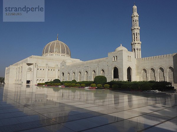 Große Sultan-Qaboos-Moschee  Spiegelung im Marmorboden  Muscat  Oman  Asien
