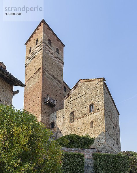 Mittelalterliche Burg aus dem 14. Jahrhundert  Serralunga D' alba  Piemont  Italien  Europa