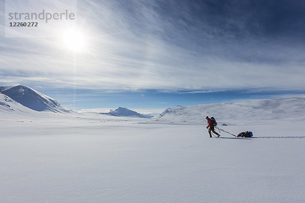 Skitourengeher mit Pulka im Schnee  Kungsleden oder Königsweg  Provinz Lappland  Schweden  Skandinavien  Europa